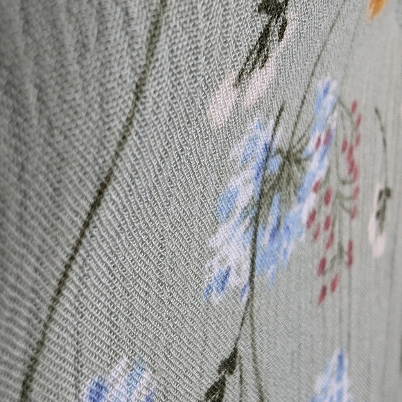 a.n.a. Long Sleeve Sage Green Floral Print V Neck Flowy Top Blouse XS Women - Picture 7 of 9